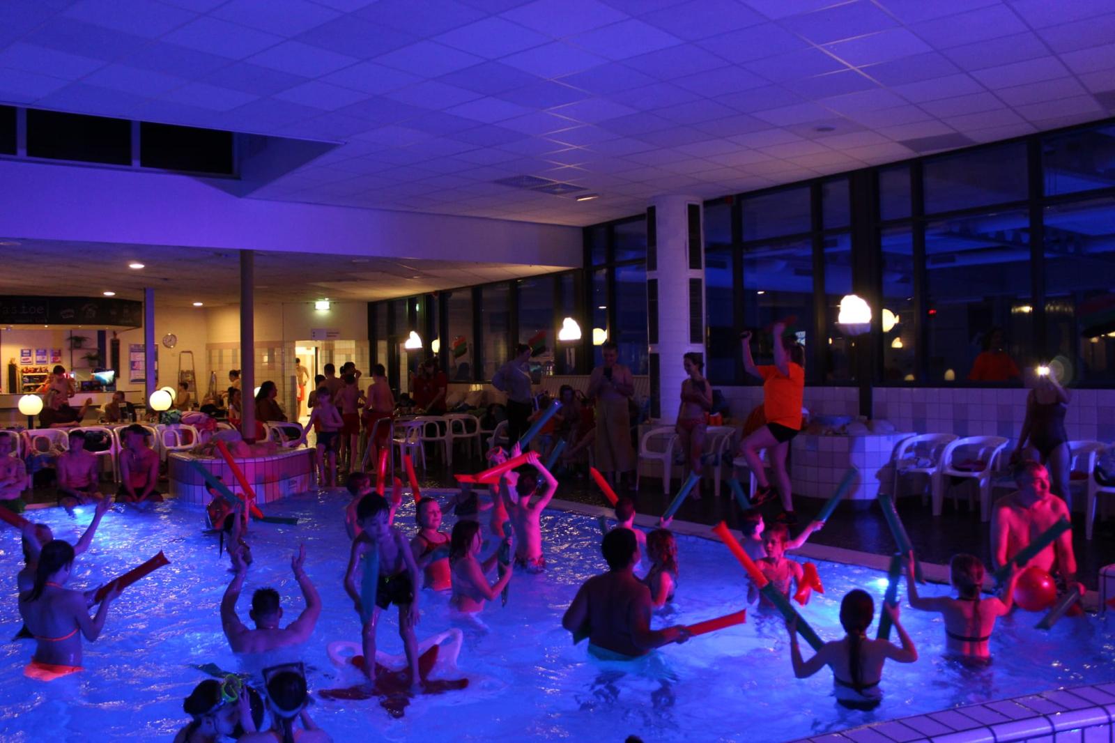 Discozwemmen met kleurrijke verlichting in Zwembad De Meerval