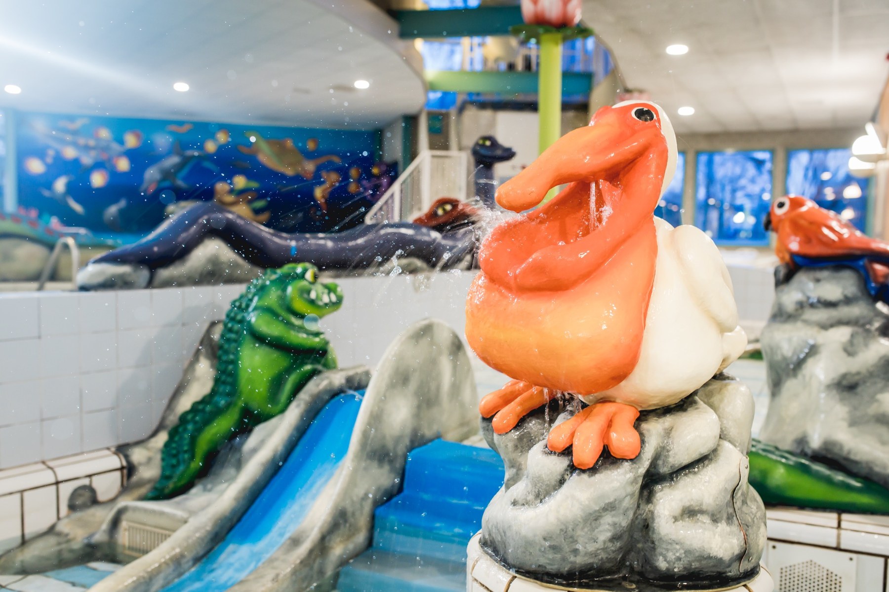 De pelikaanfontein bij het kinderbad met speelelementen